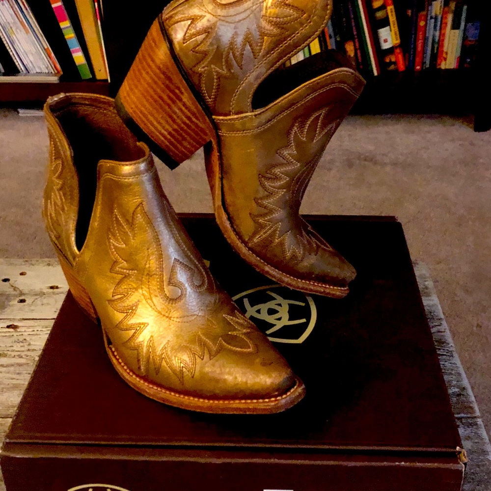 Ariat 8.5 Western ankle boot.